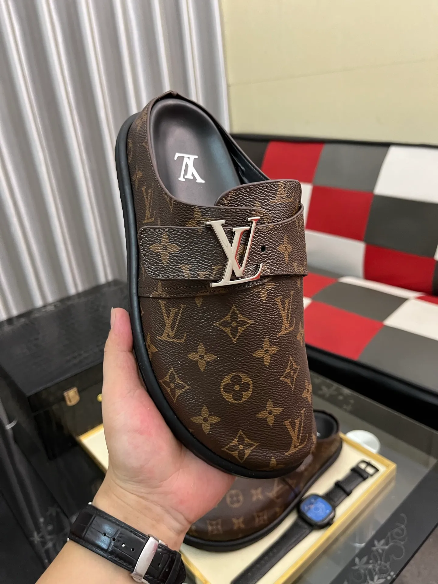 Men's shoes 💰380⌚️⌚️2025 new men's casual sandals and slippers, made of suede cow leather, with Monogram pattern to highlight the trendy style. Adjustable straps illuminated with LV letters, while a resilient insole and micro outsole provide lightweight comfort. Made of suede cow leather with embossed Monogram pattern and brand element metal hardware✅Adjustable straps➕Tough insole‼ ️Micro outsole. Comfortable and easy to wear‼ ️size: 38-443️⃣Colors available